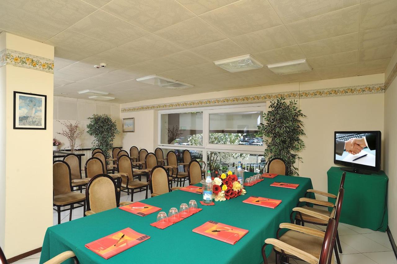Hotel Vittoria Riccione Extérieur photo