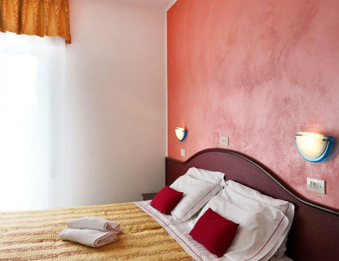 Hotel Vittoria Riccione Extérieur photo
