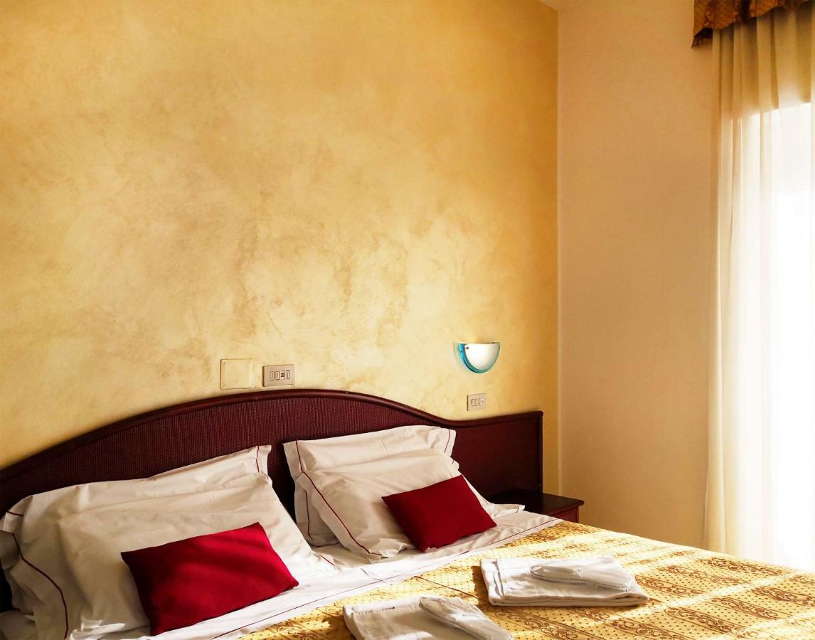 Hotel Vittoria Riccione Extérieur photo